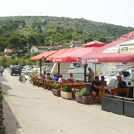 Daire Milna-osibova - Cin081001-dyc Milna (Brac)
